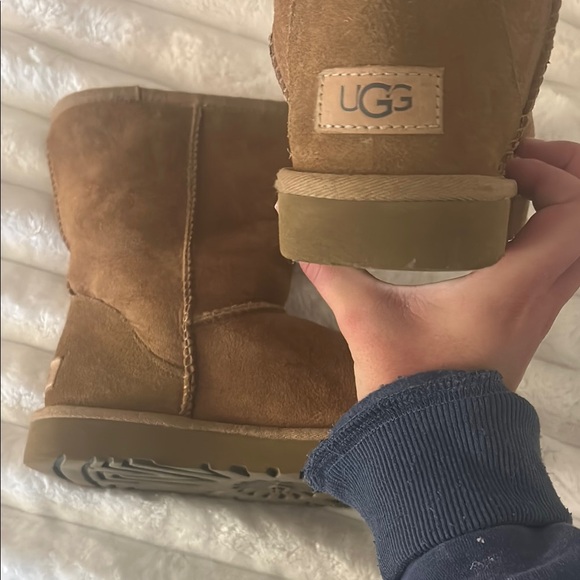Women’s classic brown short ugg boots - Picture 2 of 10